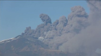 La erupción del volcán Etna cubre el cielo de Sicilia de humo y cenizas