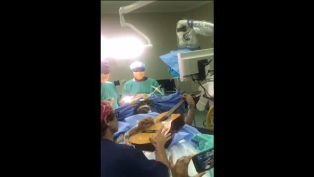 Un músico de jazz toca la guitarra mientras le operan de un tumor cerebral