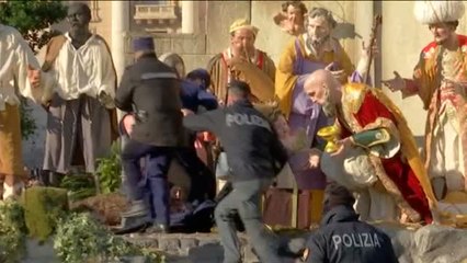 Una activista de Femen trata de robar el niño Jesús del belén del Vaticano