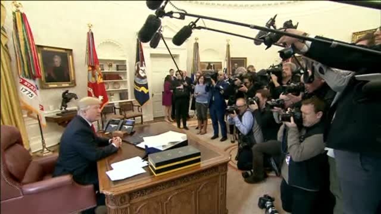 Donald Trump firma su prometida bajada de impuestos