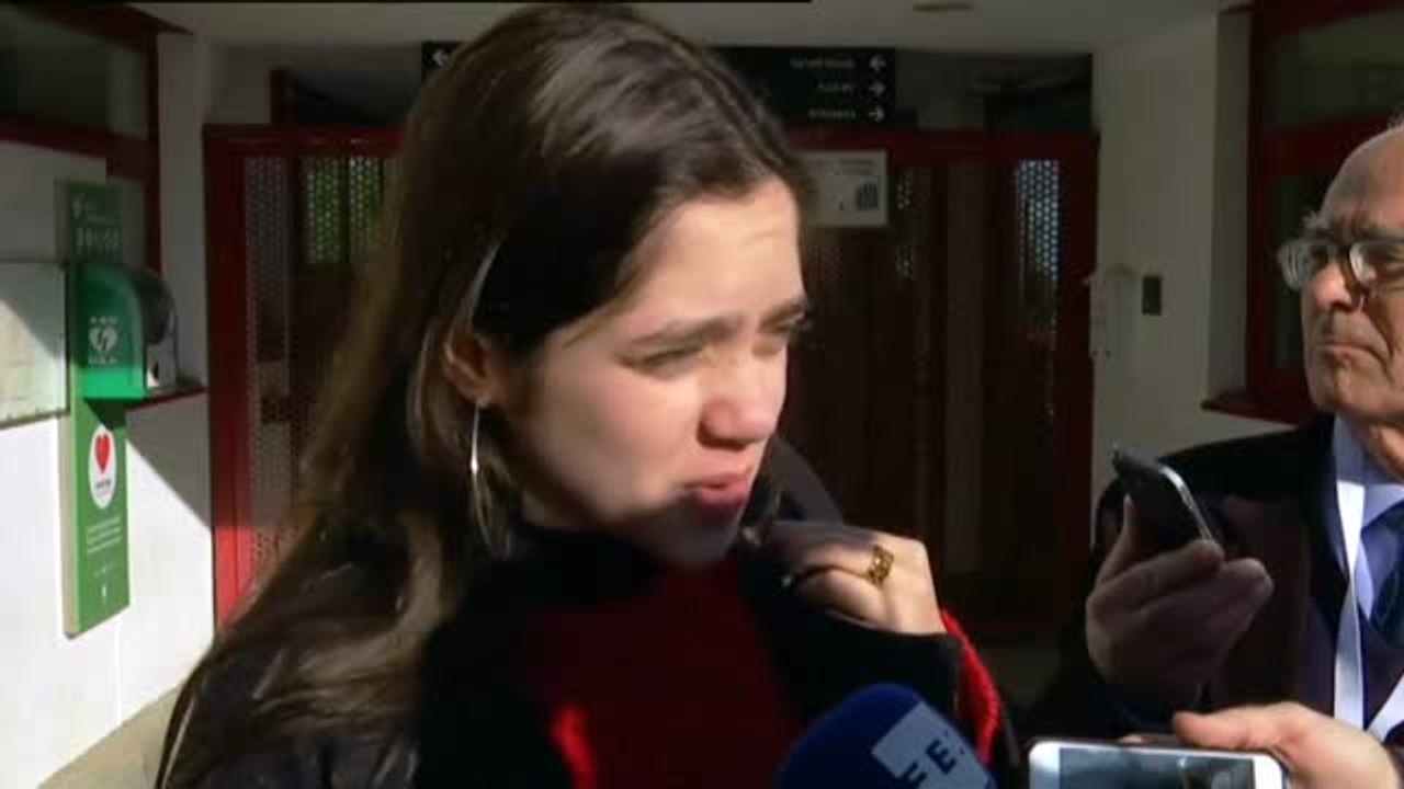 Una chica vota 'en nombre de Puigdemont' para concienciar a los jóvenes de que deben involucrarse en política