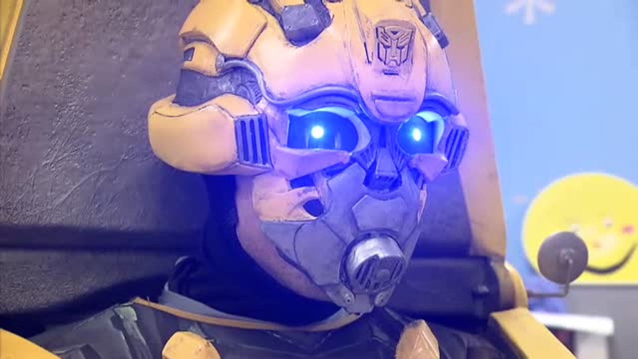 El transformer Bumblebee llega al Hospital Gregorio Marañón de Madrid para repartir regalos entre los niños ingresados
