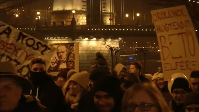 Multitudinaria protesta en las calles de Budapest en contra de la ley de esclavitud