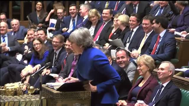 Jeremy Corbyn llama supuestamente mujer estúpida a Theresa May en su enésimo rifirrafe