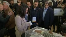 Marcela Topor, la mujer de Carles Puigdemont, ejerce su derecho a voto en Gerona