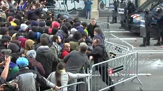 Momentos de tensión en Vía Laietana entre Mossos y manifestantes