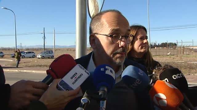 Familiares y amigos se abrazan a Meritxell Borrás y Dolors Bassa a su salida de prisión