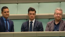 Un diputado australiano le pide matrimonio a su novio también diputado en el Parlamento