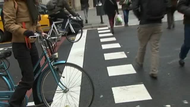 Las grandes ciudades se llenan de cajas de las bicis para tratar de evitar los atropellos de los coches
