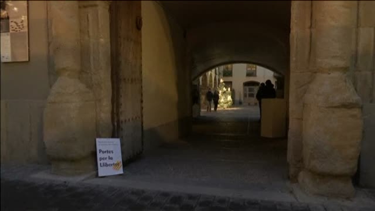 Puertas rotas o decoradas con chorizos en una exposición en Olot, Gerona