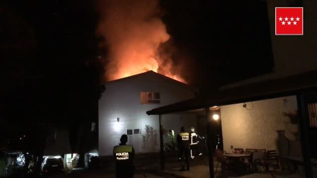 Los Bomberos extinguen un aparatoso incendio en un chalet de Pozuelo de Alarcón (Madrid)
