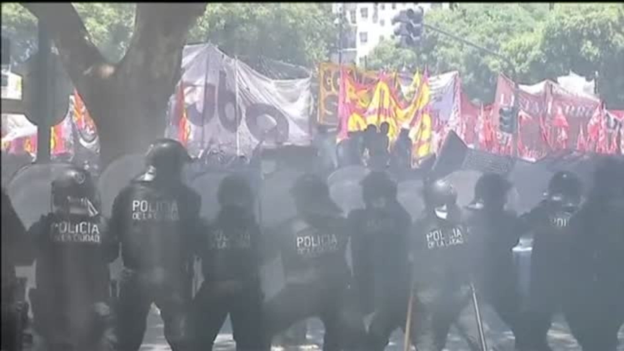 Batalla campal en Buenos Aires tras la concentración en contra de la reforma de pensiones de Macri