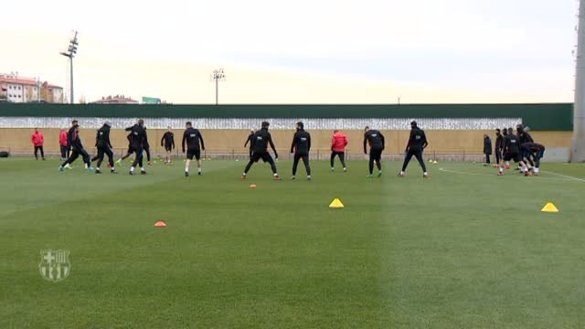 Primer entrenamiento del FC Barcelona con el clásico en mente