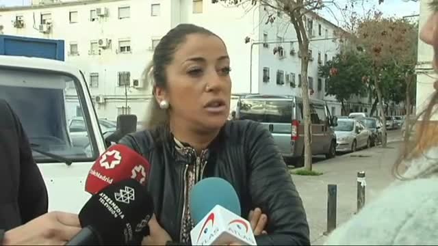 Salvan a una docena de niños arrojándolos por una ventana tras desatarse un voraz incendio