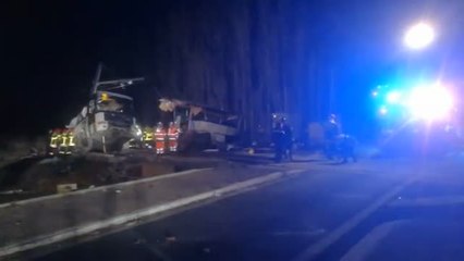 Download Video: Mueren cuatro menores tras embestir un tren a un autobús escolar en Francia