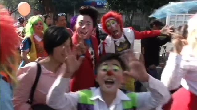 Cientos de payasos peregrinan en Ciudad de México para pedir salud y trabajo