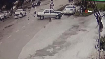 Üç Aracın Karıştığı Zincirleme Kaza Kamerada