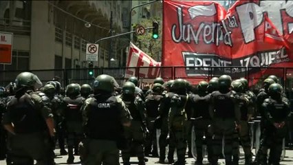 Los disturbios obligan a suspender la reforma de las pensiones en Argentina