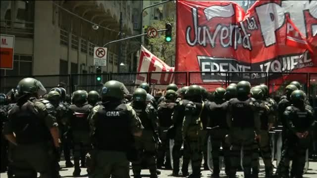 Los disturbios obligan a suspender la reforma de las pensiones en Argentina