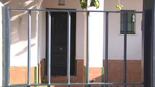 Vecinos atemorizados por un okupa que emplea perros agresivos