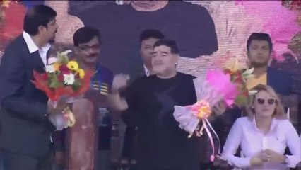 Maradona, recibido como un dios en Calcuta