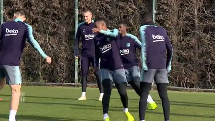 Télécharger la video: Dembelé acude el entrenamiento veinte minutos antes de la hora fijada por Valverde