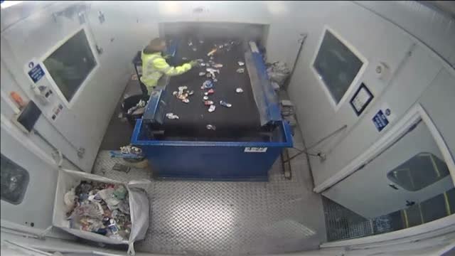 Una bengala estalla entre las manos de un empleado en una planta de reciclaje