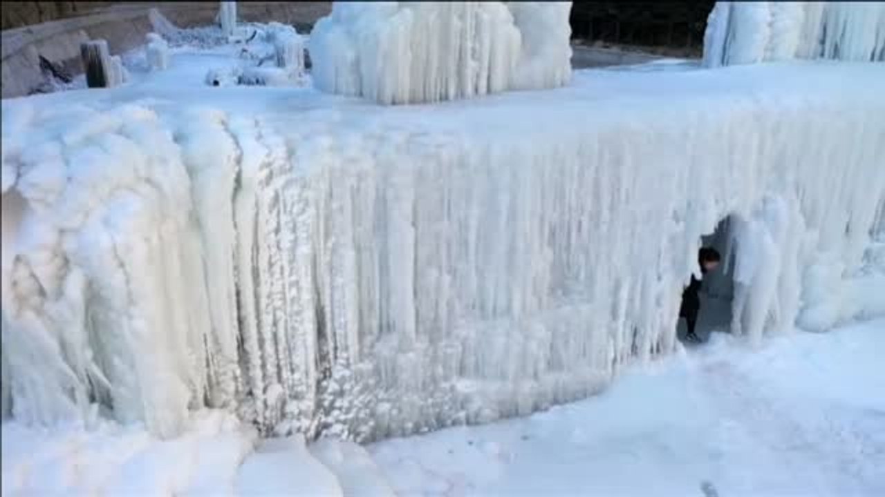 Las bajas temperaturas en China congelan una catarata