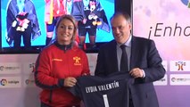 Lydia Valentín celebra su primer puesto en el campeonato mundial de halterofilia