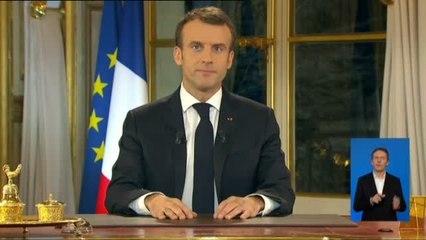 Tải video: Macron anuncia una subida de 100 euros del salario mínimo para aplacar las protestas  de los 'chalecos amarillos'