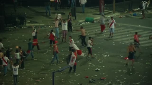 Disturbios en Buenos Aires para dispersar a los violentos que celebraban la victoria del River