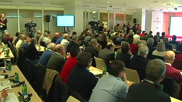 Abucheos, críticas y la posible entrada de capital extranjero: así fue la Junta de Accionistas del Sevilla