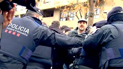 Download Video: Los Mossos desalojan por la fuerza a los independentistas en el traslado de las obras de Sijena