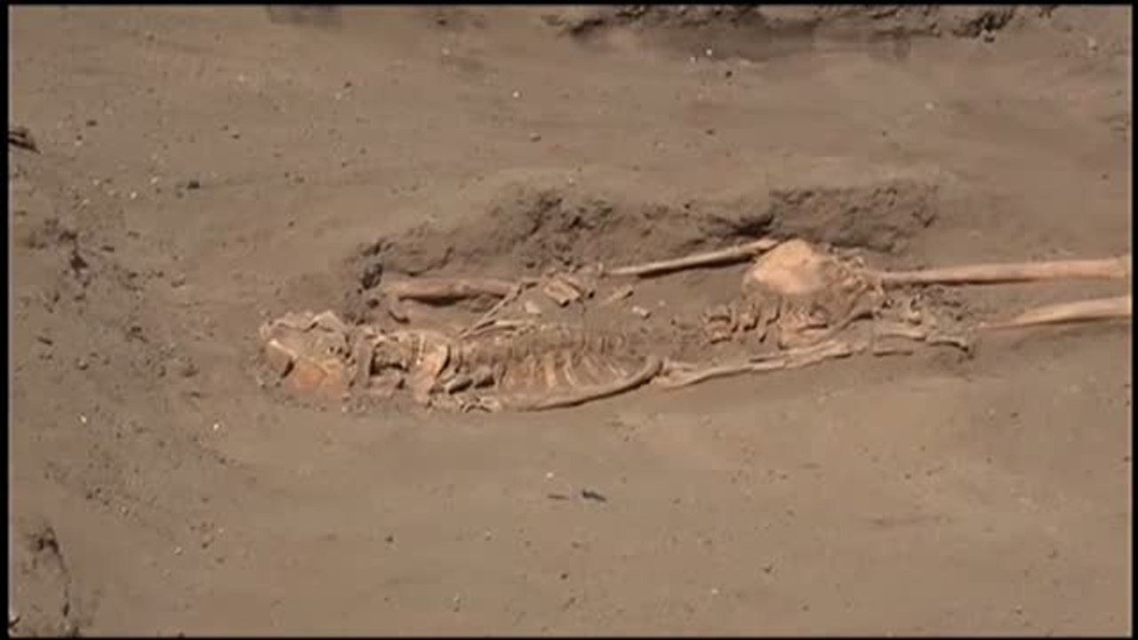 Arqueólogos peruanos descubren más de 30 tumbas rituales del año 800