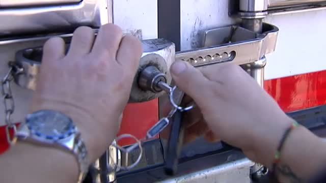 Los polizones tienen en jaque a esta empresa de camiones de Murcia