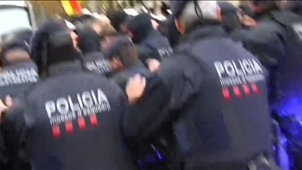 Momentos de tensión entre manifestantes y Mossos en los exteriores del Museo de Lleida