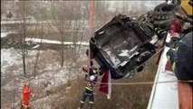 Rescatan in extremis al conductor de un camión con la cabina colgando de un puente