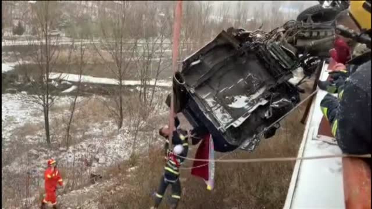 Rescatan in extremis al conductor de un camión con la cabina colgando de un puente