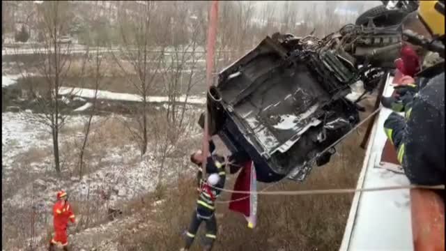 Rescatan in extremis al conductor de un camión con la cabina colgando de un puente