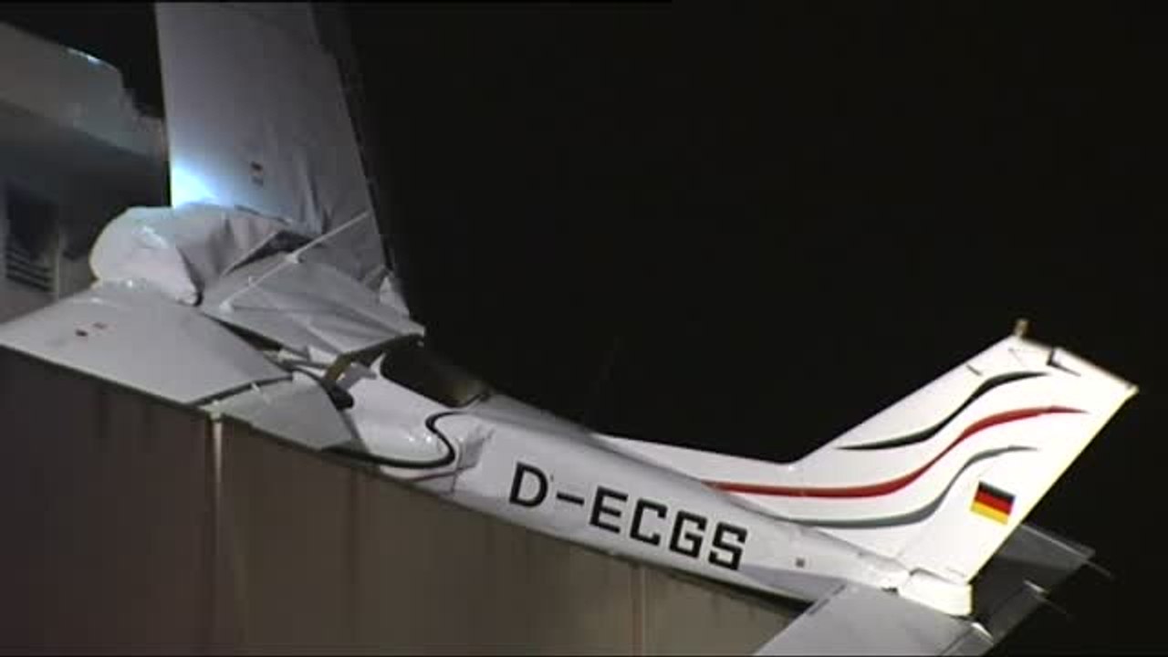 Fallecen dos personas tras estrellarse una avioneta sobre una gasolinera en Barcelona