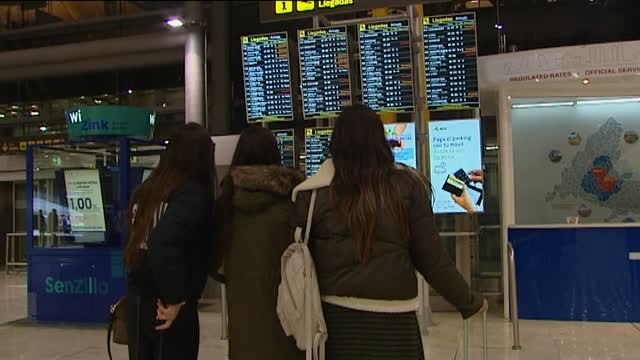 Los fuertes vientos de la borrasca Ana obligan a cancelar o desviar decenas de vuelos en España