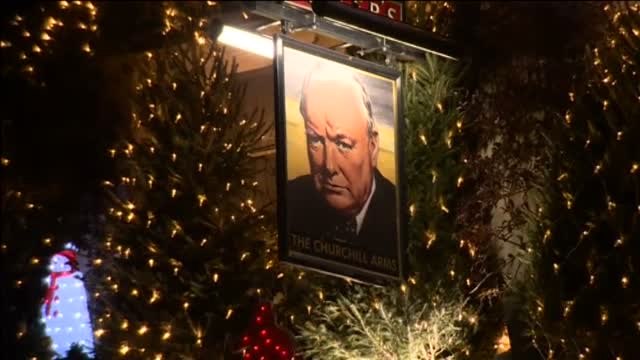 Un centenar de árboles con 20.000 luces decoran la fachada de un pub londinense