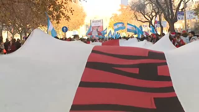 Los aficionados de Boca y River calientan motores horas antes de la gran final