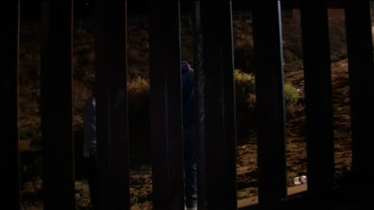 Varios grupos de inmigrantes intentan cruzar la frontera de Estados Unidos