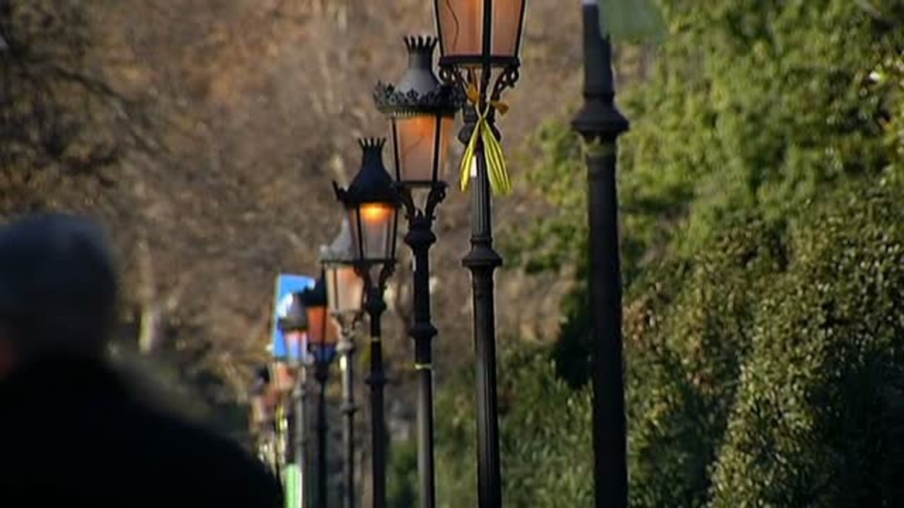 Los lazos amarillos rodean el Parlament