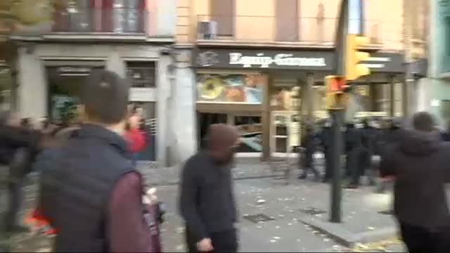 Desencuentro entre la Generalitat y los Mossos tras los disturbios ayer en Tarrasa y Gerona