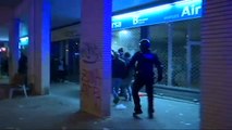 Escenas de violencia callejera en Terrassa (Barcelona) con los Mossos cargando