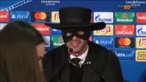 El entrenador del Shakhtar Donetsk celebra el pase de su equipo vestido de El Zorro