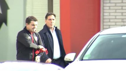 Imágenes de Berizzo al abandonar Lezama acompañado de su mano derecha Ernesto Marcucci