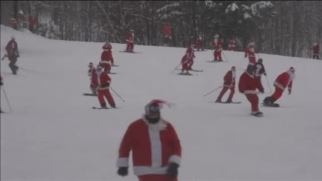 Papá Noel se adelanta en algunos puntos del planeta para ayudar a los más necesitados